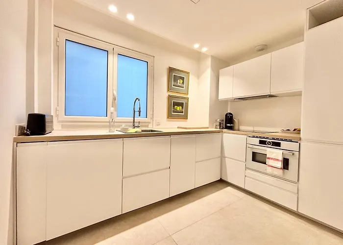شقة - 2 Bedrooms & 2 Bathrooms - 24p1 *